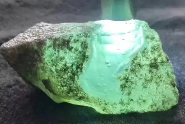 什么是翡翠原石脱沙料？